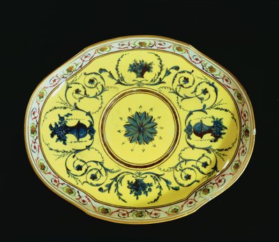 Piatto con sfondo giallo, Officina di Sèvres da French School