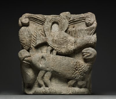 Capitello impegnato con creatura fantastica e tre uccelli, inizio 1100 da French School