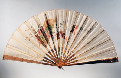 Ventaglio di fidanzamento raffigurante cherubini che tengono un cesto di rose, organza dipinta a tempera da French School