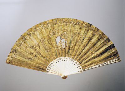 Ventaglio da sera con motivi floreali stilizzati in seta con paillettes, costole in osso intarsiato da French School