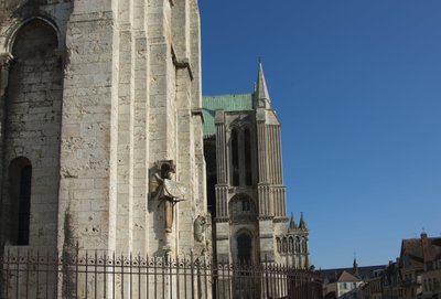 Vista esterna della cattedrale di Chartres con l