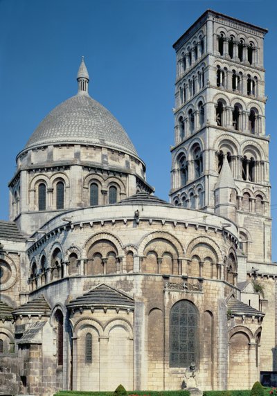 Veduta esterna del coro con le cappelle absidali e il campanile, costruito c.1125-1135 da French School