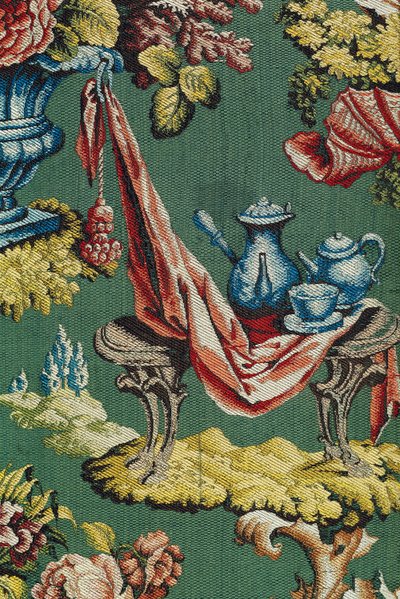 Tessuto raffigurante una cioccolatiera e una teiera, Officina di Lione, c.1730 da French School