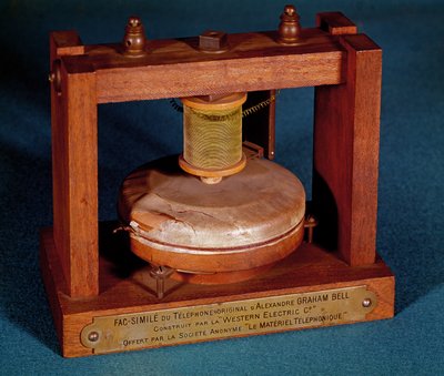 Facsimile del telefono inventato da Alexander Graham Bell (1847-1922) realizzato dalla Western Electric Company da French School