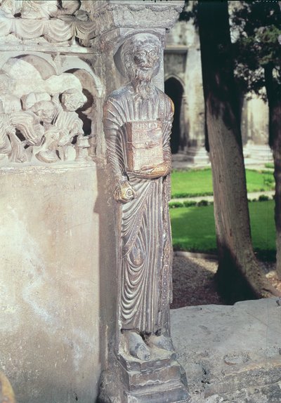 Figura di Gamaliele su un pilastro nel chiostro da French School