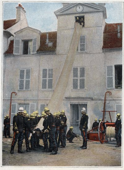 Vigili del fuoco di Parigi. Il soccorso viene prima di tutto. La salita per arrivare vicino ai disastri viene fatta immediatamente tramite ganci, nodi di sedia o sacco di salvataggio montato dal capo pompa e dal primo servente. I genieri sotto sostengono l da French School