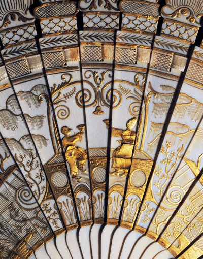 Ventaglio a coste piene con chinoiserie in avorio, paillettes dorate e nastri e bordi in seta satinata da French School