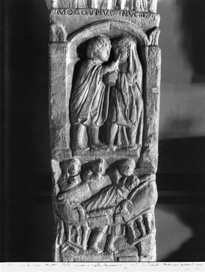 Stele funeraria che raffigura un medico che opera sull