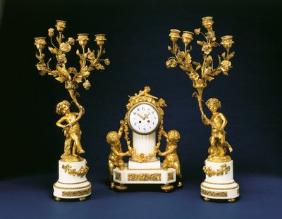 Garniture venduta da Black, Starr e Frost comprendente un orologio da camino e una coppia di candelabri a quattro luci, c.1875-1900 da French School