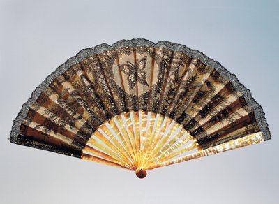 Ventaglio da lutto parziale con farfalla ricamata, foglia di seta trasparente in pizzo Chantilly e costole in madreperla da French School