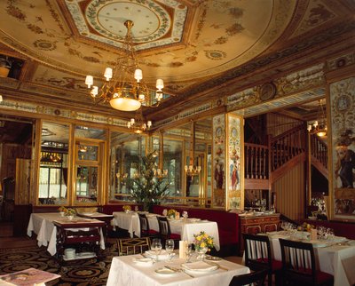 Vista interna del ristorante Le Grand Vefour nei giardini del Palais Royal, realizzato nel XVIII secolo da French School