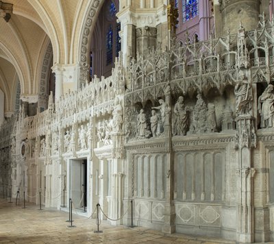 Veduta interna della cattedrale di Chartres con un dettaglio del coro da French School