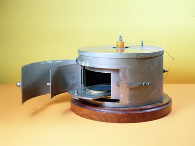 Camera di ionizzazione ideata da Marie Curie (1867-1934) c.1897 da French School