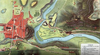Mappa del paese di Lourdes nel 1877: mostra la posizione della casa di Bernadette Soubirous, la grotta dove avrebbe visto la Vergine Maria, così come la basilica, i conventi delle Carmelitane e delle Benedettine, e il Palazzo Episcopale. Alti Pirenei da French School