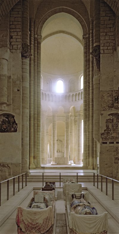 Navata e abside della chiesa abbaziale con le effigi di Enrico II (1133-89) Re d