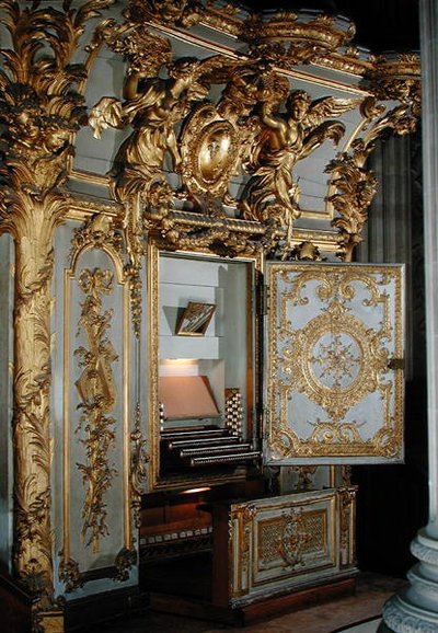 Organo con la porta aperta, nella cappella da French School