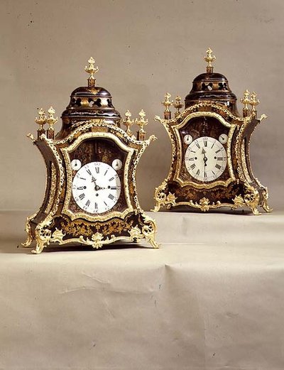 Coppia di orologi con montature in ormolu, movimento di Charles Cabrier, inizio XVIII secolo da French School