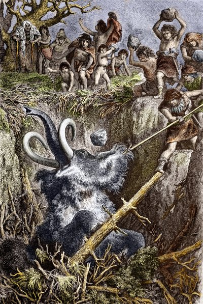 Paleolitico: scena di caccia al mammut, una tribù di uomini preistorici lancia pietre a un mammut che cade in una fossa (tempi paleolitici: uomini delle caverne europei cacciano un mammut caduto in una fossa) Incisione del XIX secolo Collezione privata da French School