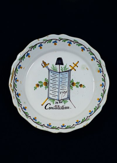 Piatto adornato con il Libro della Costituzione, associato ai Tre Ordini, 1791 da French School