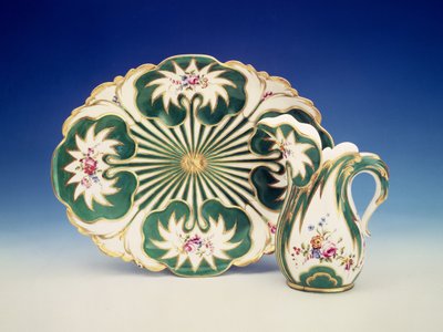 Piatto e brocca con decorazione di fiori, Sèvres da French School
