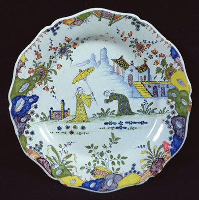 Piatto decorato in stile Chinoiserie, creato a Rouen da French School