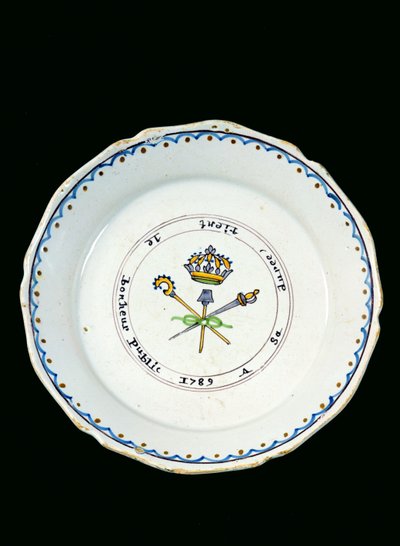 Piatto decorato con i Tre Ordini sotto la corona reale, 1789 da French School