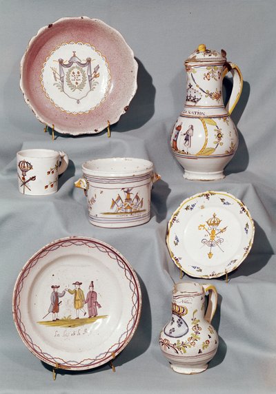 Piatti, piatto, brocche, tazza e écuelle con motivi e slogan del primo periodo monarchico della Rivoluzione Francese, fine XVIII secolo da French School