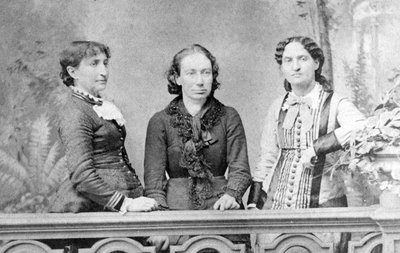 Ritratto di Louise Michel tra Marie Ferre e Paule Minck - 1871 - da French School