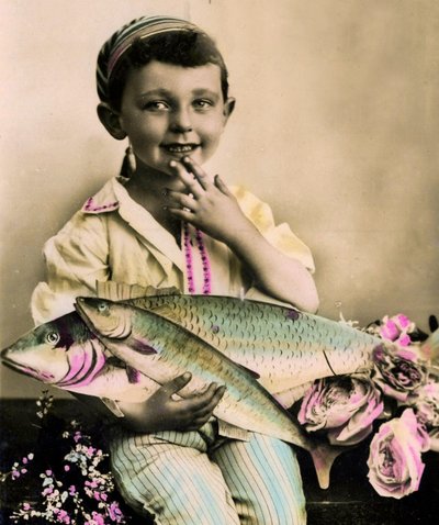 Ritratto di un ragazzo con un pesce c.1898 da French School