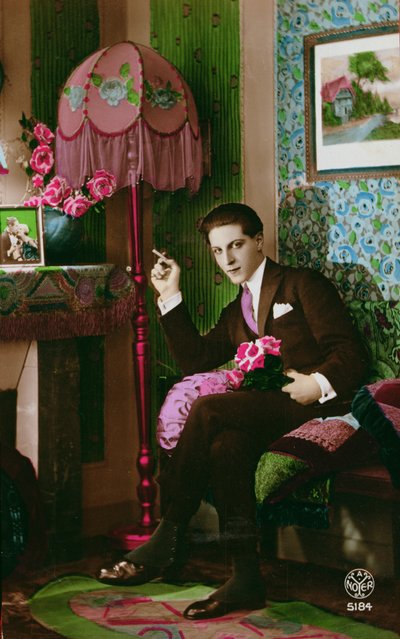 Cartolina raffigurante un giovane elegante, c.1930 da French School
