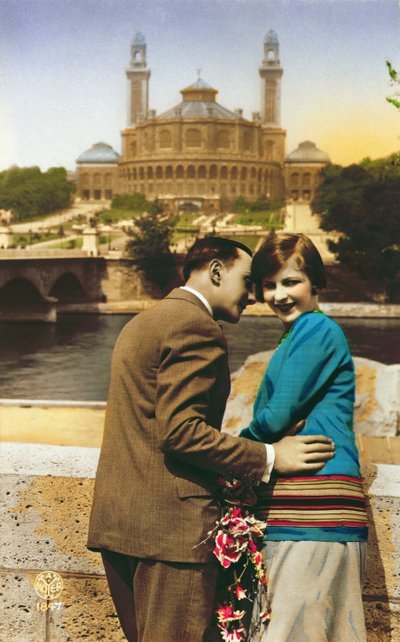 Cartolina raffigurante amanti a Parigi accanto alla Senna, c.1930 da French School