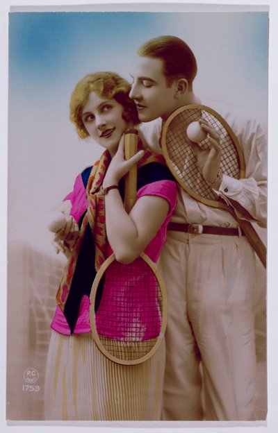 Cartolina raffigurante amanti su un campo da tennis, c.1930 da French School