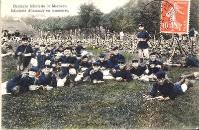 Cartolina che raffigura la fanteria tedesca in manovra da French School
