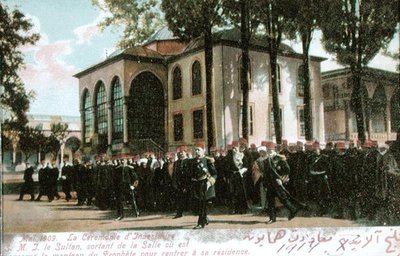 Cartolina che raffigura la cerimonia di investitura del sultano Mehmet V (1844-1918) maggio 1909 (foto colorata) da French School