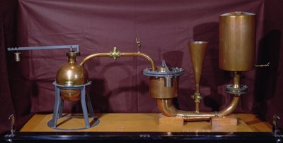 Ricostruzione di una macchina a pressione di vapore inventata da Denis Papin (1647-1712) (rame) da French School