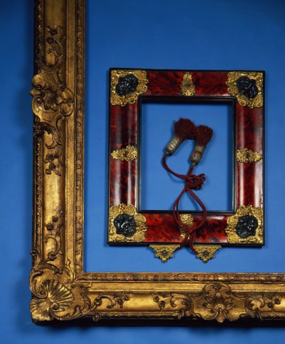 Cornice a profilo inverso in stile Regency con montature in argento dorato e argentato agli angoli e ai centri con le nappe originali da French School