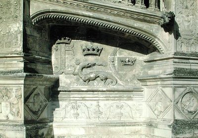 Rilievo dal Grand Escalier che raffigura lo stemma di Francesco I con una salamandra da French School