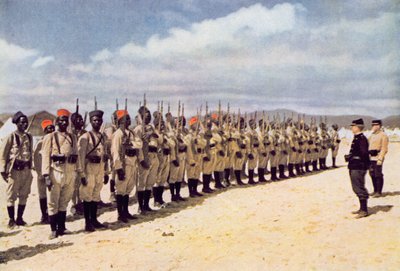 Fanteria senegalese sulla spiaggia di Frejus (dopo una fotografia colorata), 1915 da French School