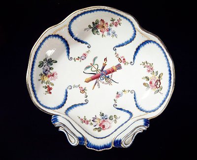 Piatto di Sèvres decorato con arco e frecce, 1762 da French School