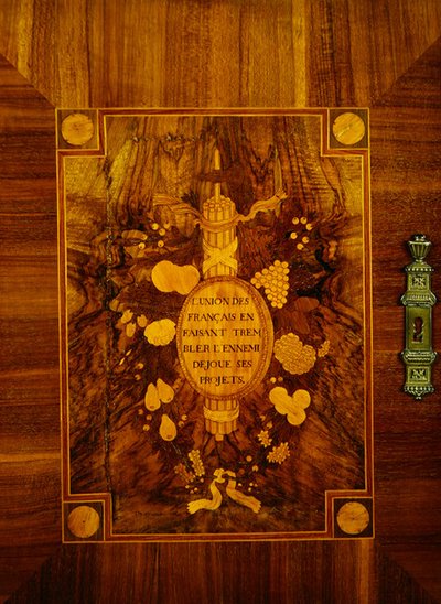 Credenza con design a intarsio di emblemi e motti della Rivoluzione Francese da French School