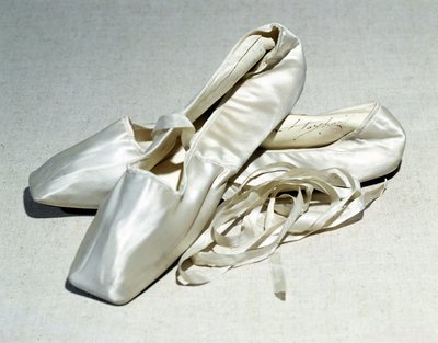 Scarpette da ballo firmate appartenenti a Maria Taglioni (1804-84) da French School