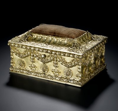 Scrigno rettangolare in argento dorato con coperchio incernierato con cuscino per spilli, dal servizio da toeletta Lennoxlove, di proprietà di Frances Teresa Stewart, Duchessa di Richmond e Lennox: Francese, Parigi, 1664 - 1665 o 1668 - 1669 da French School