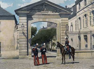 Scuola militare speciale di Saint-Cyr (Saint Cyr), servizio interno: Allievi di fanteria e cavalleria in grande uniforme di servizio (ex). In "Album militare: scena della vita del soldato" da French School