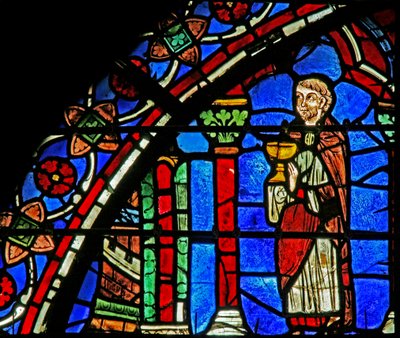 Vetrata di San Cheron: sacerdote con calice da French School