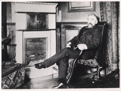 Stéphane Mallarmé (1842-98) seduto accanto al camino nella sua casa in Rue de Rome, Parigi da French School