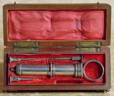 Siringa inventata da Charles-Gabriel Pravaz nel 1853 da French School