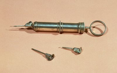 Siringa inventata da Charles-Gabriel Pravaz nel 1853 con vari aghi da French School