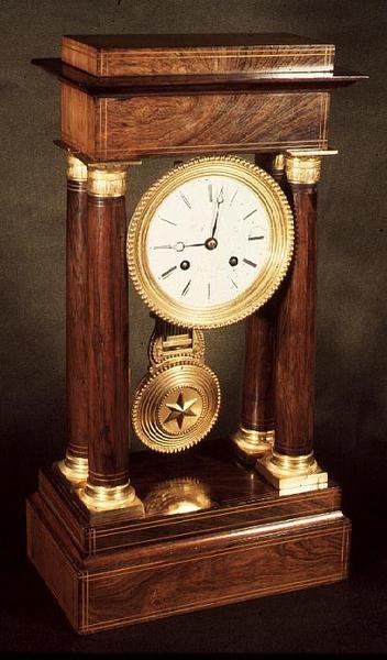 Orologio da tavolo, pilastri e trabeazione in legno lucidato, francese, periodo del Primo Impero, inizio XIX secolo da French School