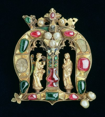 Il gioiello Hylle, a forma di iniziale lombarda coronata M con figure dell
