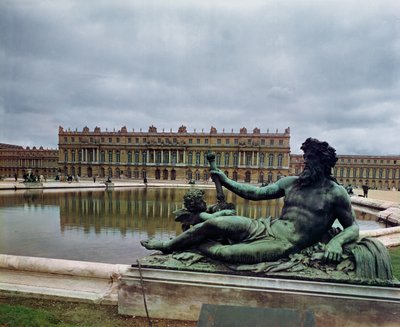 Il Rodano, fontana di Jean-Baptiste Tuby (1630-1700) con il castello sullo sfondo da French School